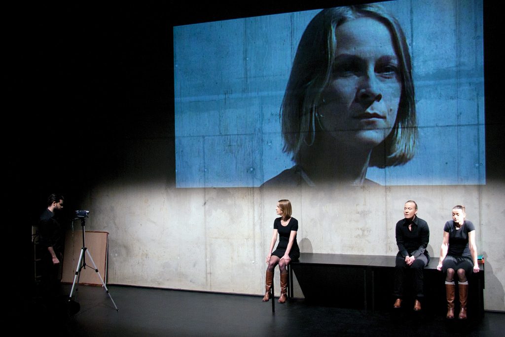 Szene aus »Dorfschönheit«, Theater Paderborn